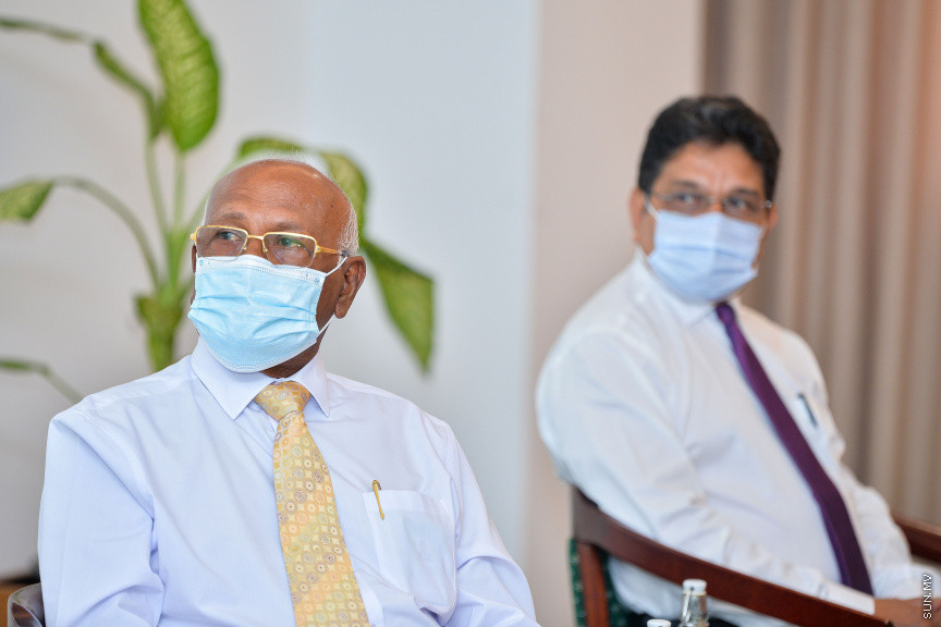 އޮގަސްޓް 22، 2021: ޖަޕާނުން ރާއްޖެއަށް ހަދިޔާކުރި އެސްޓްރާޒެނެކާ ވެކްސިންގެ ޝިޕްމެންޓް ހަވާލުކުރުމަށް ފޮރިން މިނިސްޓްރީގައި ބޭއްވި ހާއްސަ ރަސްމިއްޔާތުގެ ތެރެއިން: ޖަޕާނުން ހަދިޔާކޮށްފައި ވަނީ ވެކްސިންގެ ޖުމްލަ 112،000 ޑޯޒް -- ސަން ފޮޓޯ/ ފަޔާޒު މޫސާ