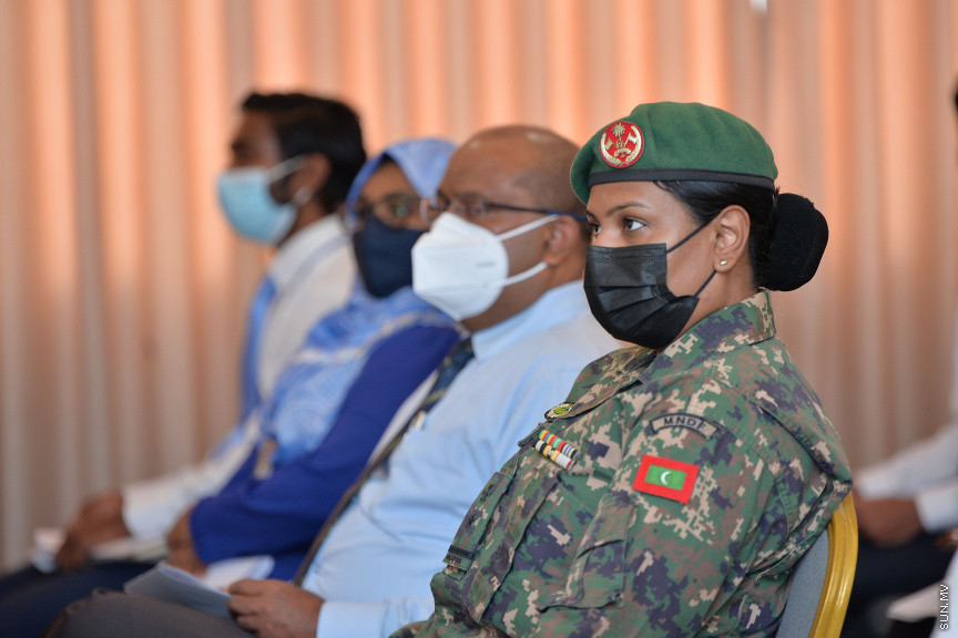 އޮގަސްޓް 22، 2021: ޖަޕާނުން ރާއްޖެއަށް ހަދިޔާކުރި އެސްޓްރާޒެނެކާ ވެކްސިންގެ ޝިޕްމެންޓް ހަވާލުކުރުމަށް ފޮރިން މިނިސްޓްރީގައި ބޭއްވި ހާއްސަ ރަސްމިއްޔާތުގެ ތެރެއިން: ޖަޕާނުން ހަދިޔާކޮށްފައި ވަނީ ވެކްސިންގެ ޖުމްލަ 112،000 ޑޯޒް -- ސަން ފޮޓޯ/ ފަޔާޒު މޫސާ
