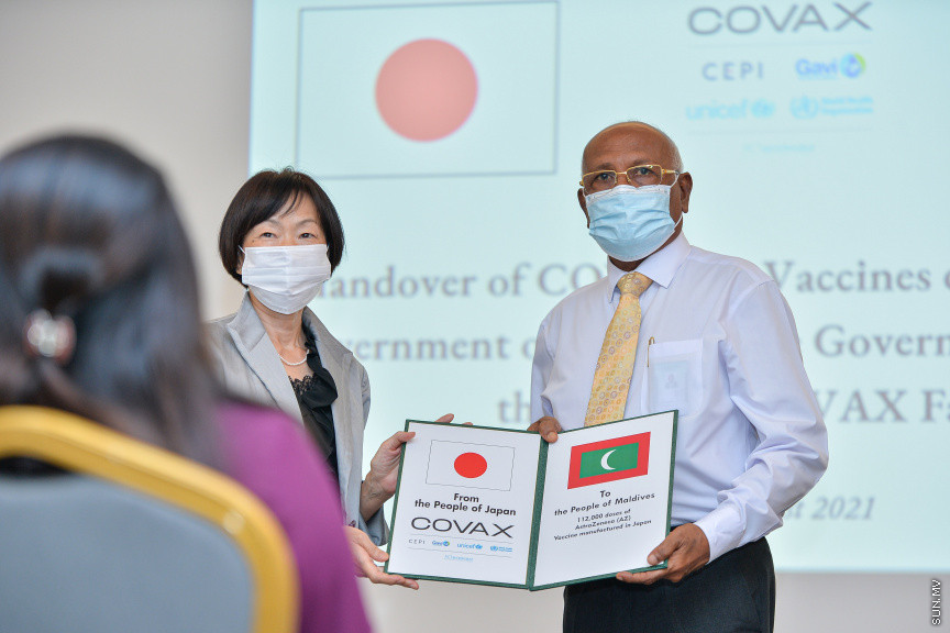 އޮގަސްޓް 22، 2021: ޖަޕާނުން ރާއްޖެއަށް ހަދިޔާކުރި އެސްޓްރާޒެނެކާ ވެކްސިންގެ ޝިޕްމެންޓް ހަވާލުކުރުމަށް ފޮރިން މިނިސްޓްރީގައި ބޭއްވި ހާއްސަ ރަސްމިއްޔާތުގެ ތެރެއިން: ޖަޕާނުން ހަދިޔާކޮށްފައި ވަނީ ވެކްސިންގެ ޖުމްލަ 112،000 ޑޯޒް -- ސަން ފޮޓޯ/ ފަޔާޒު މޫސާ
