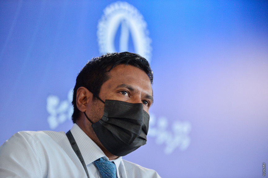 އޮގަސްޓް 22، 2021: އެމްއެމްއޭގެ ފަރާތުން، އެމްއެމްއޭގެ ގަވަރުނަރު ނޫސްވެރިންނަށް މައުލޫމާތު ދެއްވުމަށް ބޭއްވި ނޫސްވެރިންގެ ބައްދަލުވުމުގެ ތެރެއިން -- ސަން ފޮޓޯ/ ފަޔާޒު މޫސާ