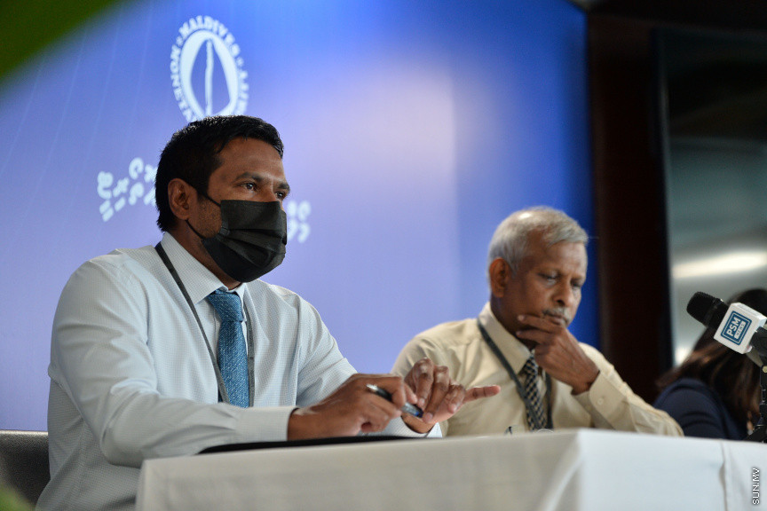 އޮގަސްޓް 22، 2021: އެމްއެމްއޭގެ ފަރާތުން، އެމްއެމްއޭގެ ގަވަރުނަރު ނޫސްވެރިންނަށް މައުލޫމާތު ދެއްވުމަށް ބޭއްވި ނޫސްވެރިންގެ ބައްދަލުވުމުގެ ތެރެއިން -- ސަން ފޮޓޯ/ ފަޔާޒު މޫސާ