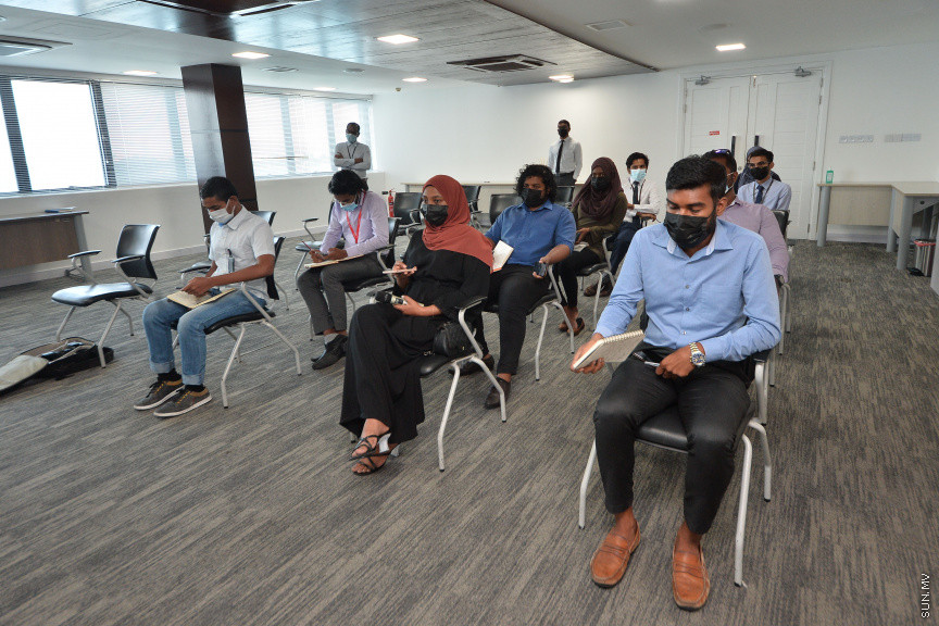 އޮގަސްޓް 22، 2021: އެމްއެމްއޭގެ ފަރާތުން، އެމްއެމްއޭގެ ގަވަރުނަރު ނޫސްވެރިންނަށް މައުލޫމާތު ދެއްވުމަށް ބޭއްވި ނޫސްވެރިންގެ ބައްދަލުވުމުގެ ތެރެއިން -- ސަން ފޮޓޯ/ ފަޔާޒު މޫސާ