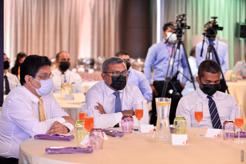 އޮގަސްޓް 26، 2021: މާލެ އާއި ވިލިމާލެ އަދި ތިލަފުއްޓާއި ގުޅީފަޅު ގުޅާލާ، ބްރިޖު އަޅަން އިންޑިއާގެ އެފްކޮންސް އިންފްރާސްޓަރަކްޗާ ލިމިޓެޑާއި އެކު އެއްބަސްވުމުގައި ސޮއިކުރުމަށް ހޮޓަލް ޖެންގައި ބޭއްވި ރަސްމިއްޔާތުގެ ތެރެއިން -- ސަން ފޮޓޯ/ ފަޔާޒު މޫސާ