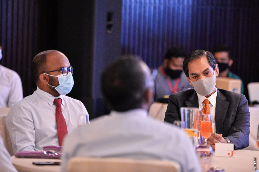 އޮގަސްޓް 26، 2021: މާލެ އާއި ވިލިމާލެ އަދި ތިލަފުއްޓާއި ގުޅީފަޅު ގުޅާލާ، ބްރިޖު އަޅަން އިންޑިއާގެ އެފްކޮންސް އިންފްރާސްޓަރަކްޗާ ލިމިޓެޑާއި އެކު އެއްބަސްވުމުގައި ސޮއިކުރުމަށް ހޮޓަލް ޖެންގައި ބޭއްވި ރަސްމިއްޔާތުގެ ތެރެއިން -- ސަން ފޮޓޯ/ ފަޔާޒު މޫސާ