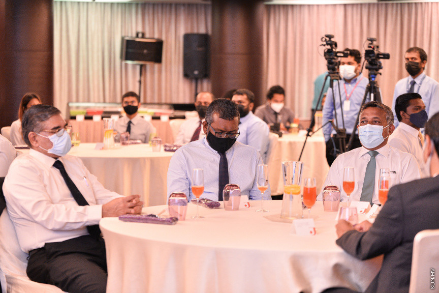 އޮގަސްޓް 26، 2021: މާލެ އާއި ވިލިމާލެ އަދި ތިލަފުއްޓާއި ގުޅީފަޅު ގުޅާލާ، ބްރިޖު އަޅަން އިންޑިއާގެ އެފްކޮންސް އިންފްރާސްޓަރަކްޗާ ލިމިޓެޑާއި އެކު އެއްބަސްވުމުގައި ސޮއިކުރުމަށް ހޮޓަލް ޖެންގައި ބޭއްވި ރަސްމިއްޔާތުގެ ތެރެއިން -- ސަން ފޮޓޯ/ ފަޔާޒު މޫސާ