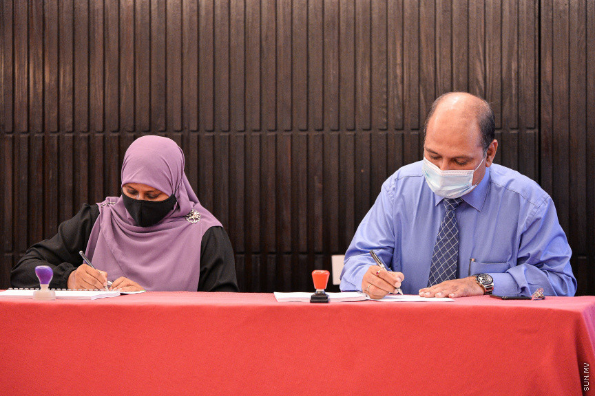 އޮގަސްޓް 26، 2021: މާލެ އާއި ވިލިމާލެ އަދި ތިލަފުއްޓާއި ގުޅީފަޅު ގުޅާލާ، ބްރިޖު އަޅަން އިންޑިއާގެ އެފްކޮންސް އިންފްރާސްޓަރަކްޗާ ލިމިޓެޑާއި އެކު އެއްބަސްވުމުގައި ސޮއިކުރުމަށް ހޮޓަލް ޖެންގައި ބޭއްވި ރަސްމިއްޔާތުގެ ތެރެއިން -- ސަން ފޮޓޯ/ ފަޔާޒު މޫސާ