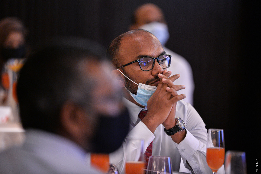 އޮގަސްޓް 26، 2021: މާލެ އާއި ވިލިމާލެ އަދި ތިލަފުއްޓާއި ގުޅީފަޅު ގުޅާލާ، ބްރިޖު އަޅަން އިންޑިއާގެ އެފްކޮންސް އިންފްރާސްޓަރަކްޗާ ލިމިޓެޑާއި އެކު އެއްބަސްވުމުގައި ސޮއިކުރުމަށް ހޮޓަލް ޖެންގައި ބޭއްވި ރަސްމިއްޔާތުގެ ތެރެއިން -- ސަން ފޮޓޯ/ ފަޔާޒު މޫސާ