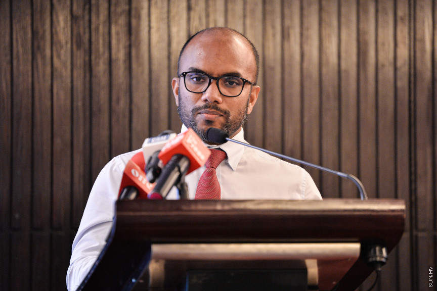 އޮގަސްޓް 26، 2021: މާލެ އާއި ވިލިމާލެ އަދި ތިލަފުއްޓާއި ގުޅީފަޅު ގުޅާލާ، ބްރިޖު އަޅަން އިންޑިއާގެ އެފްކޮންސް އިންފްރާސްޓަރަކްޗާ ލިމިޓެޑާއި އެކު އެއްބަސްވުމުގައި ސޮއިކުރުމަށް ހޮޓަލް ޖެންގައި ބޭއްވި ރަސްމިއްޔާތުގެ ތެރެއިން -- ސަން ފޮޓޯ/ ފަޔާޒު މޫސާ