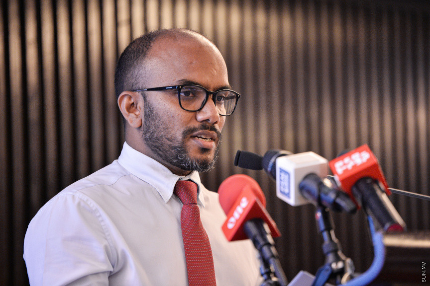 އޮގަސްޓް 26، 2021: މާލެ އާއި ވިލިމާލެ އަދި ތިލަފުއްޓާއި ގުޅީފަޅު ގުޅާލާ، ބްރިޖު އަޅަން އިންޑިއާގެ އެފްކޮންސް އިންފްރާސްޓަރަކްޗާ ލިމިޓެޑާއި އެކު އެއްބަސްވުމުގައި ސޮއިކުރުމަށް ހޮޓަލް ޖެންގައި ބޭއްވި ރަސްމިއްޔާތުގެ ތެރެއިން -- ސަން ފޮޓޯ/ ފަޔާޒު މޫސާ