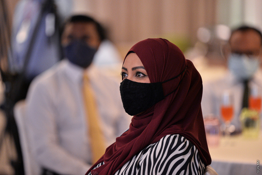 އޮގަސްޓް 26، 2021: މާލެ އާއި ވިލިމާލެ އަދި ތިލަފުއްޓާއި ގުޅީފަޅު ގުޅާލާ، ބްރިޖު އަޅަން އިންޑިއާގެ އެފްކޮންސް އިންފްރާސްޓަރަކްޗާ ލިމިޓެޑާއި އެކު އެއްބަސްވުމުގައި ސޮއިކުރުމަށް ހޮޓަލް ޖެންގައި ބޭއްވި ރަސްމިއްޔާތުގެ ތެރެއިން -- ސަން ފޮޓޯ/ ފަޔާޒު މޫސާ