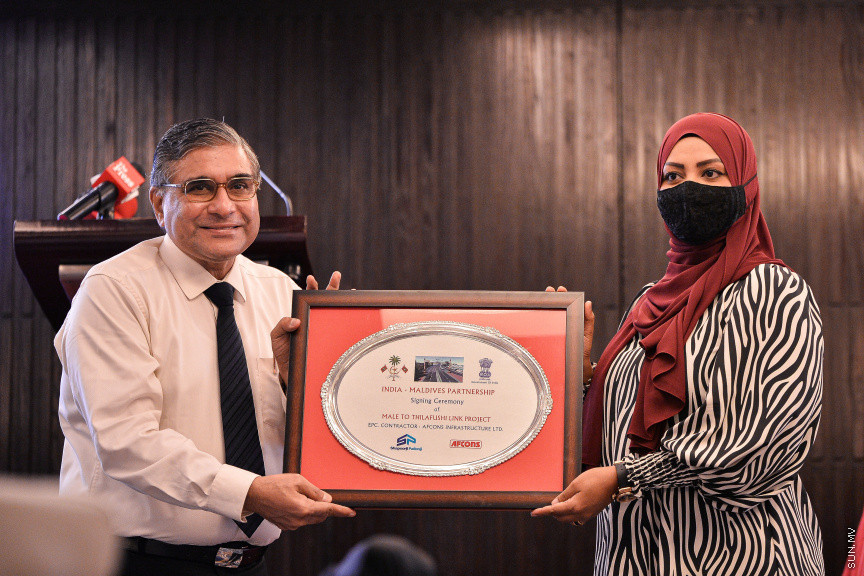 އޮގަސްޓް 26، 2021: މާލެ އާއި ވިލިމާލެ އަދި ތިލަފުއްޓާއި ގުޅީފަޅު ގުޅާލާ، ބްރިޖު އަޅަން އިންޑިއާގެ އެފްކޮންސް އިންފްރާސްޓަރަކްޗާ ލިމިޓެޑާއި އެކު އެއްބަސްވުމުގައި ސޮއިކުރުމަށް ހޮޓަލް ޖެންގައި ބޭއްވި ރަސްމިއްޔާތުގެ ތެރެއިން -- ސަން ފޮޓޯ/ ފަޔާޒު މޫސާ