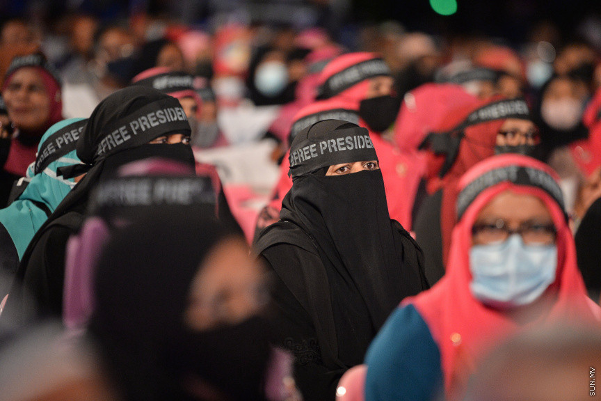 ސެޕްޓެމްބަރ 3، 2021: އިދިކޮޅު ޕީޕީއެމް/ޕީއެންސީގެ ފަރާތުން ކާނިވާ ސަރަހައްދުގައި ބޭއްވި "އައްޑަނަ" ޖަލްސާގެ ތެރެއިން -- ސަން ފޮޓޯ/ ފަޔާޒު މޫސާާ 