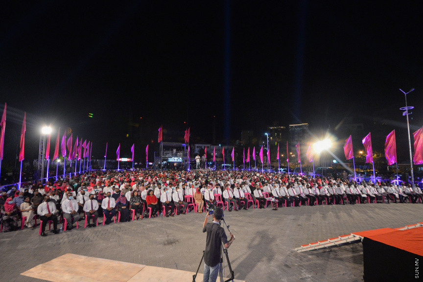 ސެޕްޓެމްބަރ 3، 2021: އިދިކޮޅު ޕީޕީއެމް/ޕީއެންސީގެ ފަރާތުން ކާނިވާ ސަރަހައްދުގައި ބޭއްވި "އައްޑަނަ" ޖަލްސާގެ ތެރެއިން -- ސަން ފޮޓޯ/ ފަޔާޒު މޫސާާ 