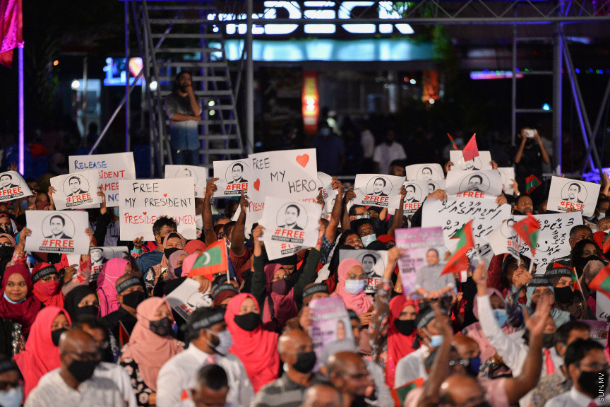 ސެޕްޓެމްބަރ 3، 2021: އިދިކޮޅު ޕީޕީއެމް/ޕީއެންސީގެ ފަރާތުން ކާނިވާ ސަރަހައްދުގައި ބޭއްވި "އައްޑަނަ" ޖަލްސާގެ ތެރެއިން -- ސަން ފޮޓޯ/ ފަޔާޒު މޫސާާ 