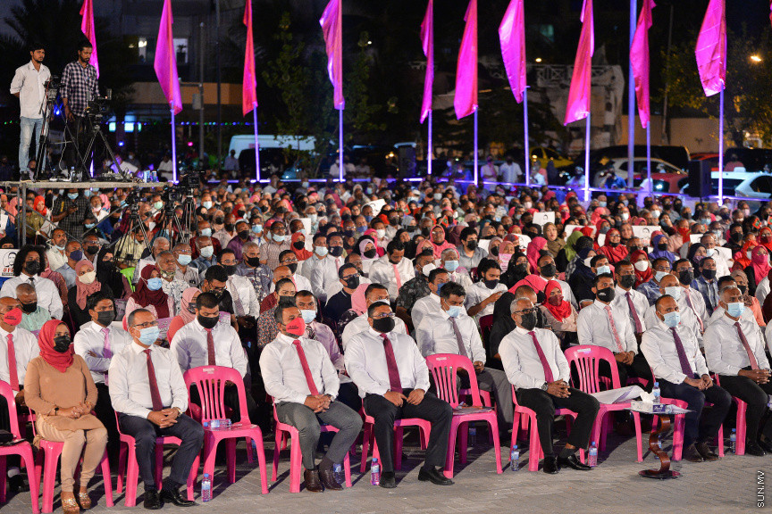 ސެޕްޓެމްބަރ 3، 2021: އިދިކޮޅު ޕީޕީއެމް/ޕީއެންސީގެ ފަރާތުން ކާނިވާ ސަރަހައްދުގައި ބޭއްވި "އައްޑަނަ" ޖަލްސާގެ ތެރެއިން -- ސަން ފޮޓޯ/ ފަޔާޒު މޫސާާ 