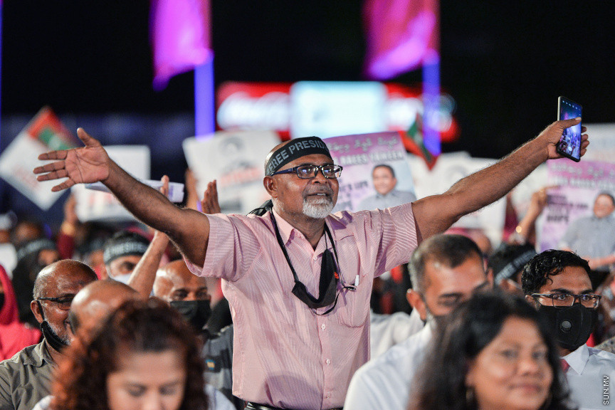 ސެޕްޓެމްބަރ 3، 2021: އިދިކޮޅު ޕީޕީއެމް/ޕީއެންސީގެ ފަރާތުން ކާނިވާ ސަރަހައްދުގައި ބޭއްވި "އައްޑަނަ" ޖަލްސާގެ ތެރެއިން -- ސަން ފޮޓޯ/ ފަޔާޒު މޫސާާ 
