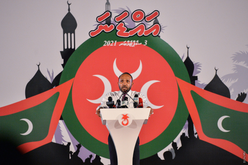 ސެޕްޓެމްބަރ 3، 2021: އިދިކޮޅު ޕީޕީއެމް/ޕީއެންސީގެ ފަރާތުން ކާނިވާ ސަރަހައްދުގައި ބޭއްވި "އައްޑަނަ" ޖަލްސާގެ ތެރެއިން -- ސަން ފޮޓޯ/ ފަޔާޒު މޫސާާ 
