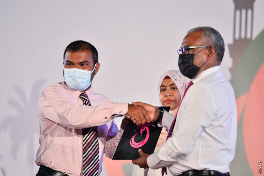 ސެޕްޓެމްބަރ 3، 2021: އިދިކޮޅު ޕީޕީއެމް/ޕީއެންސީގެ ފަރާތުން ކާނިވާ ސަރަހައްދުގައި ބޭއްވި "އައްޑަނަ" ޖަލްސާގެ ތެރެއިން -- ސަން ފޮޓޯ/ ފަޔާޒު މޫސާާ 