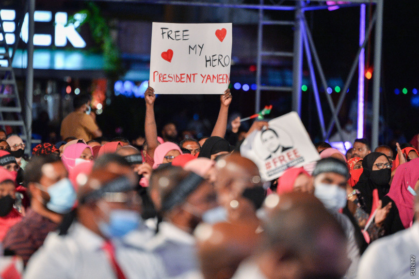 ސެޕްޓެމްބަރ 3، 2021: އިދިކޮޅު ޕީޕީއެމް/ޕީއެންސީގެ ފަރާތުން ކާނިވާ ސަރަހައްދުގައި ބޭއްވި "އައްޑަނަ" ޖަލްސާގެ ތެރެއިން -- ސަން ފޮޓޯ/ ފަޔާޒު މޫސާާ 