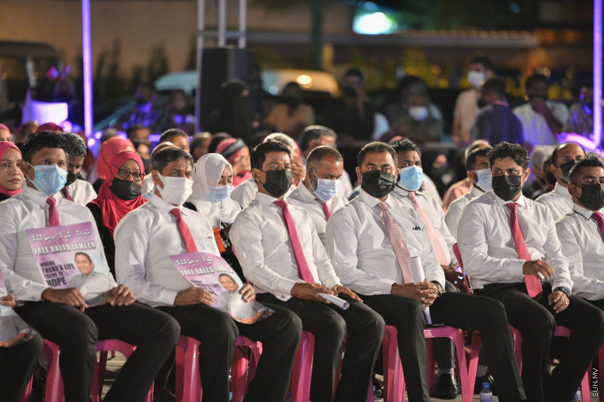 ސެޕްޓެމްބަރ 3، 2021: އިދިކޮޅު ޕީޕީއެމް/ޕީއެންސީގެ ފަރާތުން ކާނިވާ ސަރަހައްދުގައި ބޭއްވި "އައްޑަނަ" ޖަލްސާގެ ތެރެއިން -- ސަން ފޮޓޯ/ ފަޔާޒު މޫސާާ 