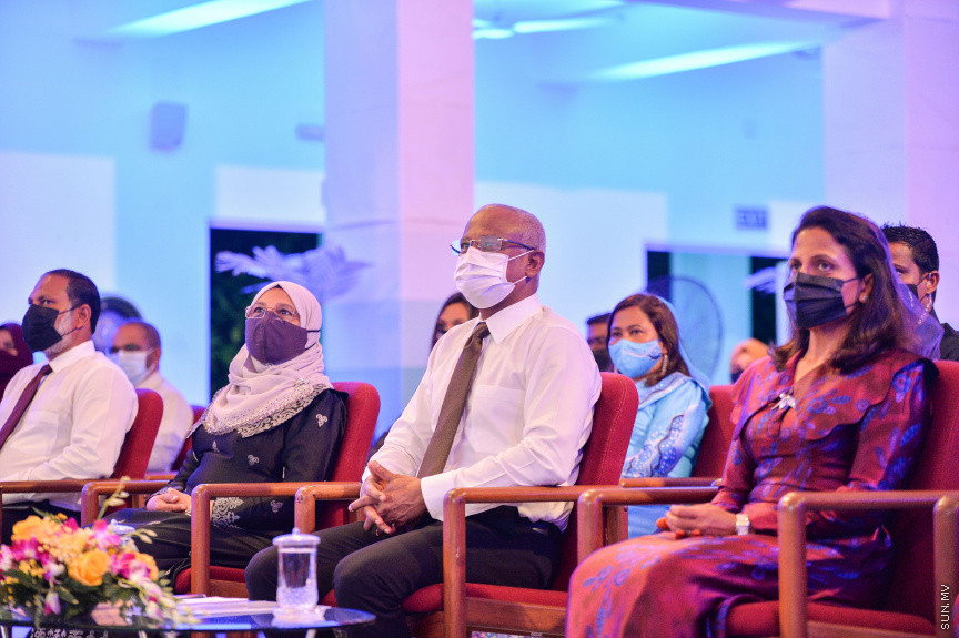 ސެޕްޓެމްބަރ 6، 2021: ތަފާތު އެކި ރޮނގުރޮނގުން އަންހެނުން ގައުމަށް ކުރާ ހިދުމަތް ފާހަގަކޮށް ދެވޭ ރެހެންދި އެވޯޑު ހާސިލް ކުރި 14 ފަރާތަކަށް އެވޯޑު ހަވާލުކުރުމަށް ހުޅުމާލޭ ރެހެންދި ސުކޫލްގައި ބޭއްވި ރަސްމިއްޔާތުގެ ތެރެއިން  -- ސަން ފޮޓޯ/ ފަޔާޒު މޫސާ