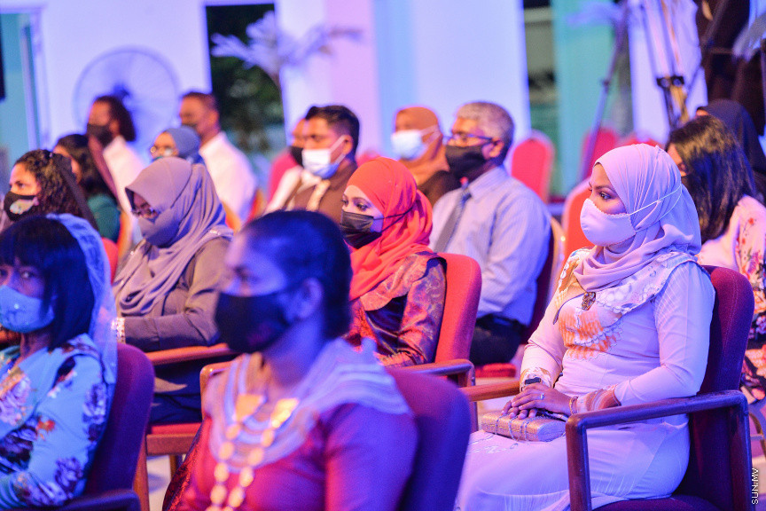 ސެޕްޓެމްބަރ 6، 2021: ތަފާތު އެކި ރޮނގުރޮނގުން އަންހެނުން ގައުމަށް ކުރާ ހިދުމަތް ފާހަގަކޮށް ދެވޭ ރެހެންދި އެވޯޑު ހާސިލް ކުރި 14 ފަރާތަކަށް އެވޯޑު ހަވާލުކުރުމަށް ހުޅުމާލޭ ރެހެންދި ސުކޫލްގައި ބޭއްވި ރަސްމިއްޔާތުގެ ތެރެއިން  -- ސަން ފޮޓޯ/ ފަޔާޒު މޫސާ