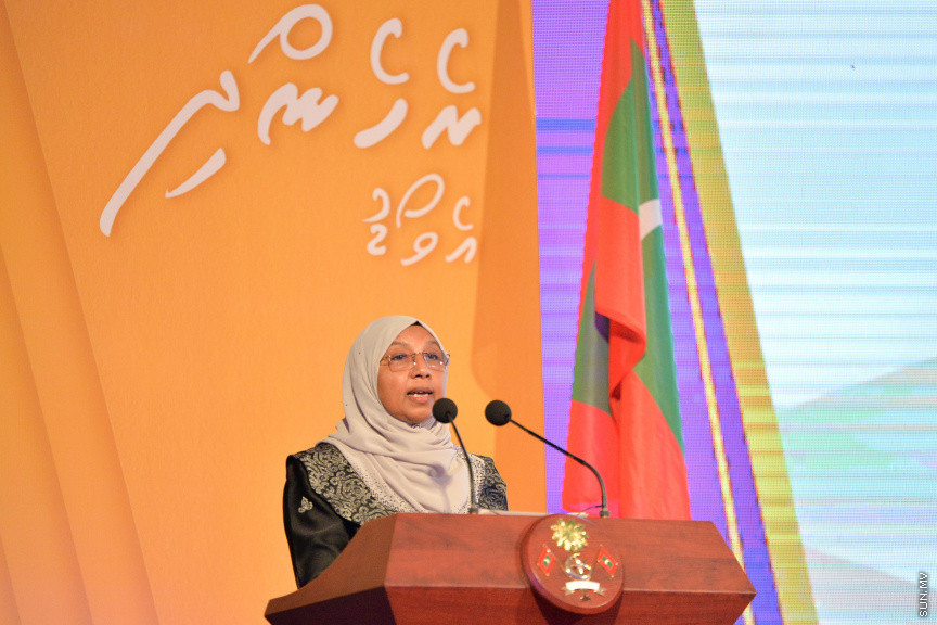 ސެޕްޓެމްބަރ 6، 2021: ތަފާތު އެކި ރޮނގުރޮނގުން އަންހެނުން ގައުމަށް ކުރާ ހިދުމަތް ފާހަގަކޮށް ދެވޭ ރެހެންދި އެވޯޑު ހާސިލް ކުރި 14 ފަރާތަކަށް އެވޯޑު ހަވާލުކުރުމަށް ހުޅުމާލޭ ރެހެންދި ސުކޫލްގައި ބޭއްވި ރަސްމިއްޔާތުގެ ތެރެއިން  -- ސަން ފޮޓޯ/ ފަޔާޒު މޫސާ