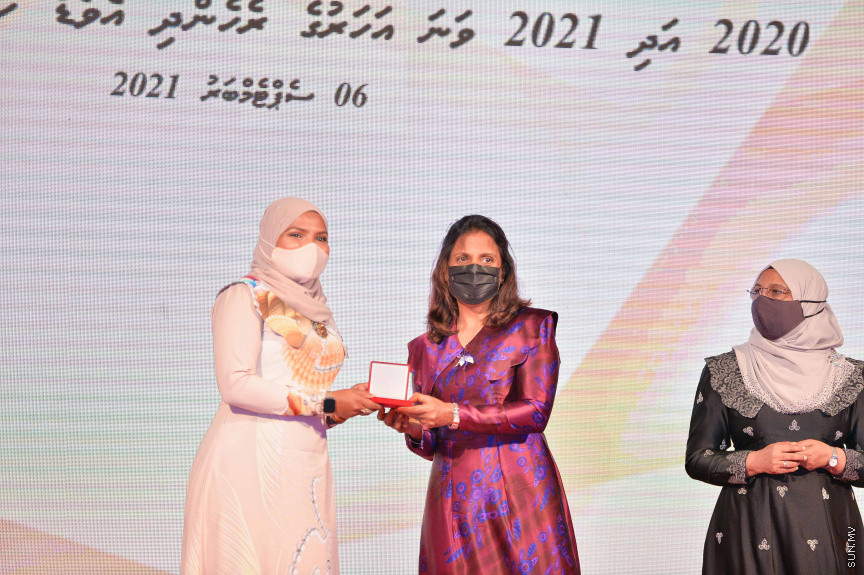 ސެޕްޓެމްބަރ 6، 2021: ތަފާތު އެކި ރޮނގުރޮނގުން އަންހެނުން ގައުމަށް ކުރާ ހިދުމަތް ފާހަގަކޮށް ދެވޭ ރެހެންދި އެވޯޑު ހާސިލް ކުރި 14 ފަރާތަކަށް އެވޯޑު ހަވާލުކުރުމަށް ހުޅުމާލޭ ރެހެންދި ސުކޫލްގައި ބޭއްވި ރަސްމިއްޔާތުގެ ތެރެއިން  -- ސަން ފޮޓޯ/ ފަޔާޒު މޫސާ