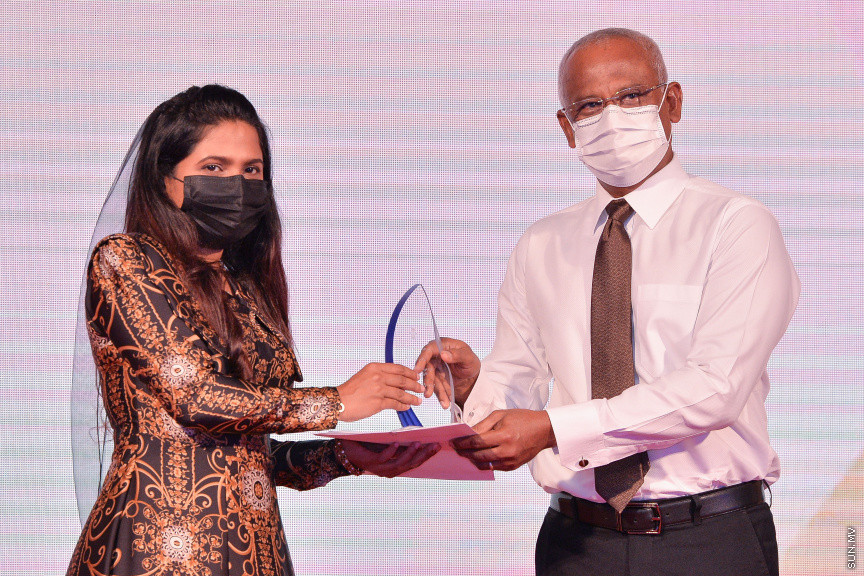 ސެޕްޓެމްބަރ 6، 2021: ތަފާތު އެކި ރޮނގުރޮނގުން އަންހެނުން ގައުމަށް ކުރާ ހިދުމަތް ފާހަގަކޮށް ދެވޭ ރެހެންދި އެވޯޑު ހާސިލް ކުރި 14 ފަރާތަކަށް އެވޯޑު ހަވާލުކުރުމަށް ހުޅުމާލޭ ރެހެންދި ސުކޫލްގައި ބޭއްވި ރަސްމިއްޔާތުގެ ތެރެއިން  -- ސަން ފޮޓޯ/ ފަޔާޒު މޫސާ