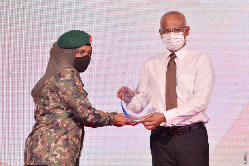 ސެޕްޓެމްބަރ 6، 2021: ތަފާތު އެކި ރޮނގުރޮނގުން އަންހެނުން ގައުމަށް ކުރާ ހިދުމަތް ފާހަގަކޮށް ދެވޭ ރެހެންދި އެވޯޑު ހާސިލް ކުރި 14 ފަރާތަކަށް އެވޯޑު ހަވާލުކުރުމަށް ހުޅުމާލޭ ރެހެންދި ސުކޫލްގައި ބޭއްވި ރަސްމިއްޔާތުގެ ތެރެއިން  -- ސަން ފޮޓޯ/ ފަޔާޒު މޫސާ