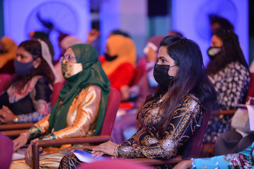 ސެޕްޓެމްބަރ 6، 2021: ތަފާތު އެކި ރޮނގުރޮނގުން އަންހެނުން ގައުމަށް ކުރާ ހިދުމަތް ފާހަގަކޮށް ދެވޭ ރެހެންދި އެވޯޑު ހާސިލް ކުރި 14 ފަރާތަކަށް އެވޯޑު ހަވާލުކުރުމަށް ހުޅުމާލޭ ރެހެންދި ސުކޫލްގައި ބޭއްވި ރަސްމިއްޔާތުގެ ތެރެއިން  -- ސަން ފޮޓޯ/ ފަޔާޒު މޫސާ