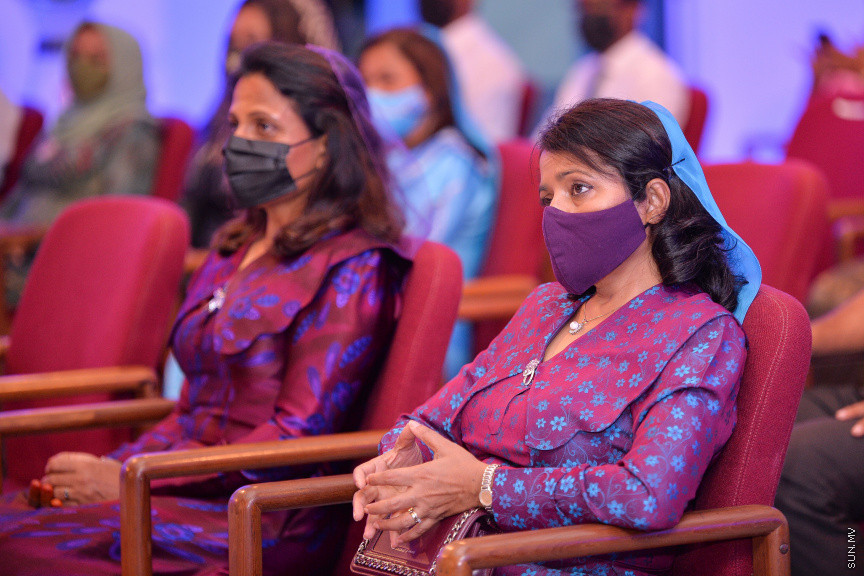 ސެޕްޓެމްބަރ 6، 2021: ތަފާތު އެކި ރޮނގުރޮނގުން އަންހެނުން ގައުމަށް ކުރާ ހިދުމަތް ފާހަގަކޮށް ދެވޭ ރެހެންދި އެވޯޑު ހާސިލް ކުރި 14 ފަރާތަކަށް އެވޯޑު ހަވާލުކުރުމަށް ހުޅުމާލޭ ރެހެންދި ސުކޫލްގައި ބޭއްވި ރަސްމިއްޔާތުގެ ތެރެއިން  -- ސަން ފޮޓޯ/ ފަޔާޒު މޫސާ