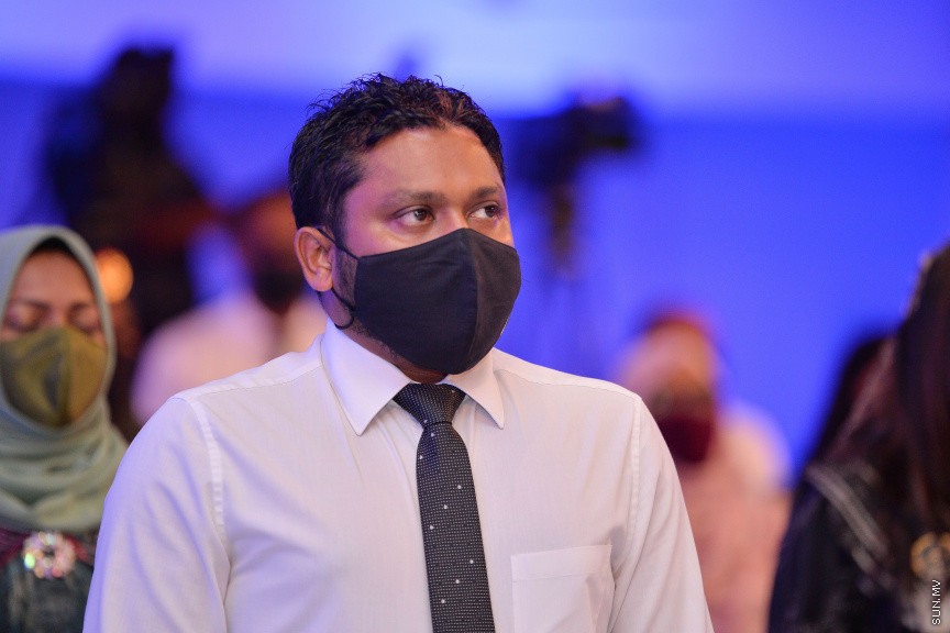 ސެޕްޓެމްބަރ 6، 2021: ތަފާތު އެކި ރޮނގުރޮނގުން އަންހެނުން ގައުމަށް ކުރާ ހިދުމަތް ފާހަގަކޮށް ދެވޭ ރެހެންދި އެވޯޑު ހާސިލް ކުރި 14 ފަރާތަކަށް އެވޯޑު ހަވާލުކުރުމަށް ހުޅުމާލޭ ރެހެންދި ސުކޫލްގައި ބޭއްވި ރަސްމިއްޔާތުގެ ތެރެއިން  -- ސަން ފޮޓޯ/ ފަޔާޒު މޫސާ