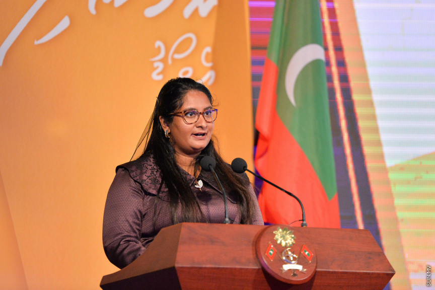 ސެޕްޓެމްބަރ 6، 2021: ތަފާތު އެކި ރޮނގުރޮނގުން އަންހެނުން ގައުމަށް ކުރާ ހިދުމަތް ފާހަގަކޮށް ދެވޭ ރެހެންދި އެވޯޑު ހާސިލް ކުރި 14 ފަރާތަކަށް އެވޯޑު ހަވާލުކުރުމަށް ހުޅުމާލޭ ރެހެންދި ސުކޫލްގައި ބޭއްވި ރަސްމިއްޔާތުގެ ތެރެއިން  -- ސަން ފޮޓޯ/ ފަޔާޒު މޫސާ
