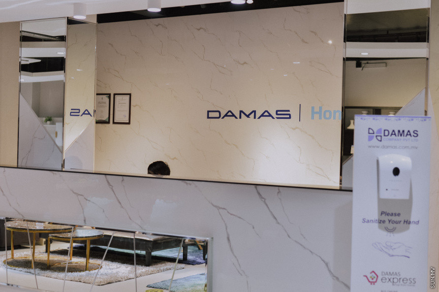 ދަމާސް ހޯމްގެ ނަމުގައި ހެންވޭރުގައި އާ ފިހާރައެއް ހުޅުވުން: ވައިލެޓް މަގުގައި ހުންނަ މި ފިހާރައިން ފަރުނީޗަރާއި ގެއަށް ބޭނުންވާ ތަފާތު ސާމާނު ލިބޭނެ --- ސަން ފޮޓޯ/ އިބްރާހިމް އިފާޒް