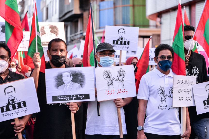 ސެޕްޓެމްބަރ 10، 2021: އިދިކޮޅު ކޯލިޝަނުން "އިންސާފު ހޯދަން" ނަމުގައި މާލޭގައި ބޭއްވި ހިންގާލުމުގެ ތެރެއިން، ކާނިވާ ސަރަހައްދުން ފުލުހުން ވަނީ ހިންގާލުމުގެ ބައިވެރިން ކުރިއަށް ނުދެވޭނެ ގޮތައް ބަންދުކޮށްފައި، މި އެއްވުމުގައި ކުރީގެ ރައީސް ޔާމީން އަބްދުލްގައްޔޫމް ވަނީ އިހުތިޖާޖުގެ ބައިވެރީން އެމަނިކުފާނަށް ދިން ޕީޕީއެމްގެ ދިދައަކާއި ގައުމީ ދިދައެއް ހިއްޕަވައިގެން ގޭގައި ހުންނަވާ އެއްވުމުގައި ބައިވެރިވެފަ -- ސަން ފޮޓޯ/ ފަޔާޒު މޫސާ