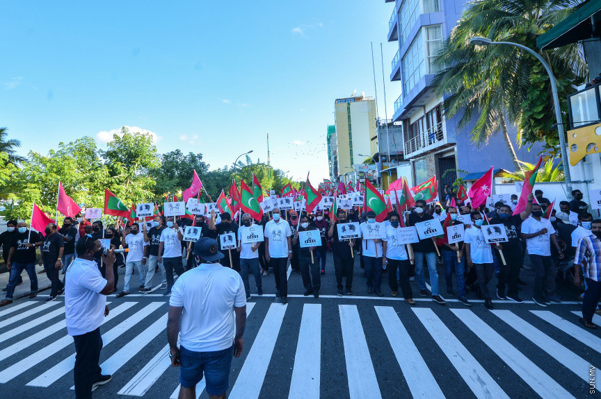 ސެޕްޓެމްބަރ 10، 2021: އިދިކޮޅު ކޯލިޝަނުން "އިންސާފު ހޯދަން" ނަމުގައި މާލޭގައި ބޭއްވި ހިންގާލުމުގެ ތެރެއިން، ކާނިވާ ސަރަހައްދުން ފުލުހުން ވަނީ ހިންގާލުމުގެ ބައިވެރިން ކުރިއަށް ނުދެވޭނެ ގޮތައް ބަންދުކޮށްފައި، މި އެއްވުމުގައި ކުރީގެ ރައީސް ޔާމީން އަބްދުލްގައްޔޫމް ވަނީ އިހުތިޖާޖުގެ ބައިވެރީން އެމަނިކުފާނަށް ދިން ޕީޕީއެމްގެ ދިދައަކާއި ގައުމީ ދިދައެއް ހިއްޕަވައިގެން ގޭގައި ހުންނަވާ އެއްވުމުގައި ބައިވެރިވެފަ -- ސަން ފޮޓޯ/ ފަޔާޒު މޫސާ