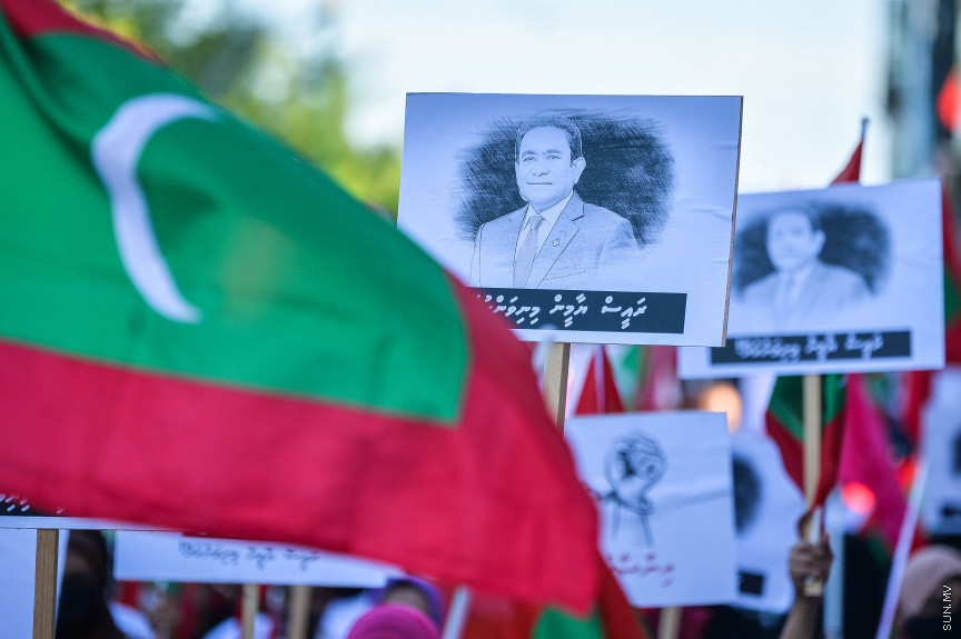 ސެޕްޓެމްބަރ 10، 2021: އިދިކޮޅު ކޯލިޝަނުން "އިންސާފު ހޯދަން" ނަމުގައި މާލޭގައި ބޭއްވި ހިންގާލުމުގެ ތެރެއިން، ކާނިވާ ސަރަހައްދުން ފުލުހުން ވަނީ ހިންގާލުމުގެ ބައިވެރިން ކުރިއަށް ނުދެވޭނެ ގޮތައް ބަންދުކޮށްފައި، މި އެއްވުމުގައި ކުރީގެ ރައީސް ޔާމީން އަބްދުލްގައްޔޫމް ވަނީ އިހުތިޖާޖުގެ ބައިވެރީން އެމަނިކުފާނަށް ދިން ޕީޕީއެމްގެ ދިދައަކާއި ގައުމީ ދިދައެއް ހިއްޕަވައިގެން ގޭގައި ހުންނަވާ އެއްވުމުގައި ބައިވެރިވެފަ -- ސަން ފޮޓޯ/ ފަޔާޒު މޫސާ