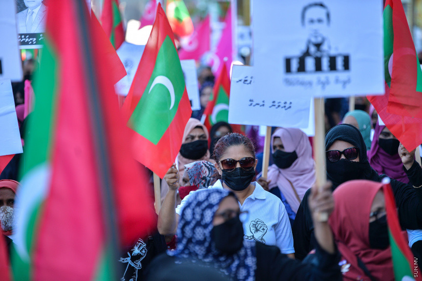 ސެޕްޓެމްބަރ 10، 2021: އިދިކޮޅު ކޯލިޝަނުން "އިންސާފު ހޯދަން" ނަމުގައި މާލޭގައި ބޭއްވި ހިންގާލުމުގެ ތެރެއިން، ކާނިވާ ސަރަހައްދުން ފުލުހުން ވަނީ ހިންގާލުމުގެ ބައިވެރިން ކުރިއަށް ނުދެވޭނެ ގޮތައް ބަންދުކޮށްފައި، މި އެއްވުމުގައި ކުރީގެ ރައީސް ޔާމީން އަބްދުލްގައްޔޫމް ވަނީ އިހުތިޖާޖުގެ ބައިވެރީން އެމަނިކުފާނަށް ދިން ޕީޕީއެމްގެ ދިދައަކާއި ގައުމީ ދިދައެއް ހިއްޕަވައިގެން ގޭގައި ހުންނަވާ އެއްވުމުގައި ބައިވެރިވެފަ -- ސަން ފޮޓޯ/ ފަޔާޒު މޫސާ