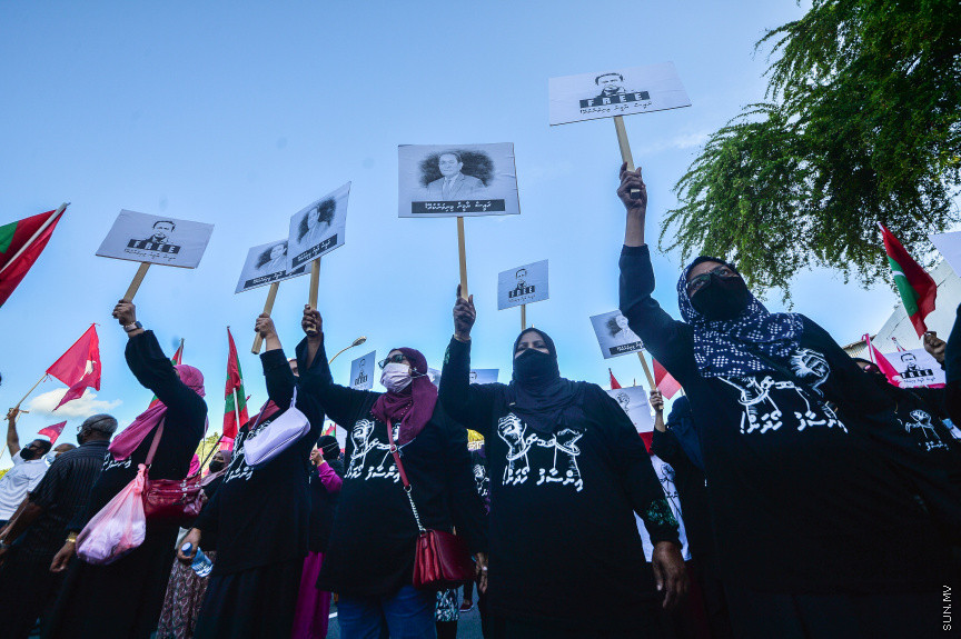 ސެޕްޓެމްބަރ 10، 2021: އިދިކޮޅު ކޯލިޝަނުން "އިންސާފު ހޯދަން" ނަމުގައި މާލޭގައި ބޭއްވި ހިންގާލުމުގެ ތެރެއިން، ކާނިވާ ސަރަހައްދުން ފުލުހުން ވަނީ ހިންގާލުމުގެ ބައިވެރިން ކުރިއަށް ނުދެވޭނެ ގޮތައް ބަންދުކޮށްފައި، މި އެއްވުމުގައި ކުރީގެ ރައީސް ޔާމީން އަބްދުލްގައްޔޫމް ވަނީ އިހުތިޖާޖުގެ ބައިވެރީން އެމަނިކުފާނަށް ދިން ޕީޕީއެމްގެ ދިދައަކާއި ގައުމީ ދިދައެއް ހިއްޕަވައިގެން ގޭގައި ހުންނަވާ އެއްވުމުގައި ބައިވެރިވެފަ -- ސަން ފޮޓޯ/ ފަޔާޒު މޫސާ