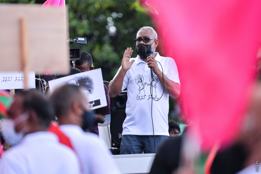 ސެޕްޓެމްބަރ 10، 2021: އިދިކޮޅު ކޯލިޝަނުން "އިންސާފު ހޯދަން" ނަމުގައި މާލޭގައި ބޭއްވި ހިންގާލުމުގެ ތެރެއިން، ކާނިވާ ސަރަހައްދުން ފުލުހުން ވަނީ ހިންގާލުމުގެ ބައިވެރިން ކުރިއަށް ނުދެވޭނެ ގޮތައް ބަންދުކޮށްފައި، މި އެއްވުމުގައި ކުރީގެ ރައީސް ޔާމީން އަބްދުލްގައްޔޫމް ވަނީ އިހުތިޖާޖުގެ ބައިވެރީން އެމަނިކުފާނަށް ދިން ޕީޕީއެމްގެ ދިދައަކާއި ގައުމީ ދިދައެއް ހިއްޕަވައިގެން ގޭގައި ހުންނަވާ އެއްވުމުގައި ބައިވެރިވެފަ -- ސަން ފޮޓޯ/ ފަޔާޒު މޫސާ