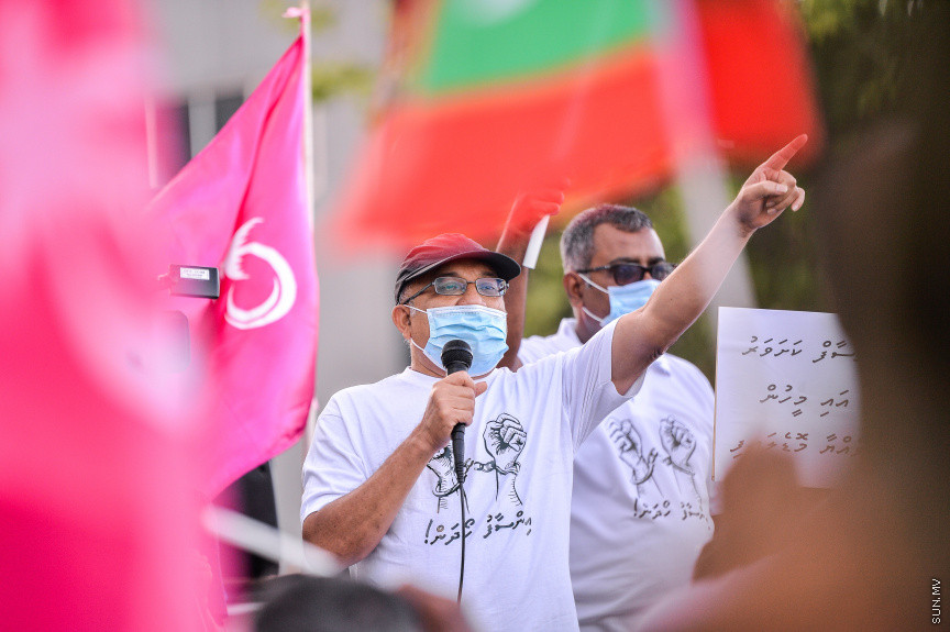 ސެޕްޓެމްބަރ 10، 2021: އިދިކޮޅު ކޯލިޝަނުން "އިންސާފު ހޯދަން" ނަމުގައި މާލޭގައި ބޭއްވި ހިންގާލުމުގެ ތެރެއިން، ކާނިވާ ސަރަހައްދުން ފުލުހުން ވަނީ ހިންގާލުމުގެ ބައިވެރިން ކުރިއަށް ނުދެވޭނެ ގޮތައް ބަންދުކޮށްފައި، މި އެއްވުމުގައި ކުރީގެ ރައީސް ޔާމީން އަބްދުލްގައްޔޫމް ވަނީ އިހުތިޖާޖުގެ ބައިވެރީން އެމަނިކުފާނަށް ދިން ޕީޕީއެމްގެ ދިދައަކާއި ގައުމީ ދިދައެއް ހިއްޕަވައިގެން ގޭގައި ހުންނަވާ އެއްވުމުގައި ބައިވެރިވެފަ -- ސަން ފޮޓޯ/ ފަޔާޒު މޫސާ
