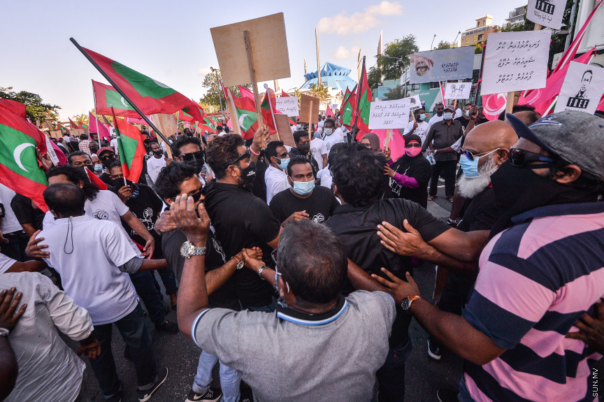 ސެޕްޓެމްބަރ 10، 2021: އިދިކޮޅު ކޯލިޝަނުން "އިންސާފު ހޯދަން" ނަމުގައި މާލޭގައި ބޭއްވި ހިންގާލުމުގެ ތެރެއިން، ކާނިވާ ސަރަހައްދުން ފުލުހުން ވަނީ ހިންގާލުމުގެ ބައިވެރިން ކުރިއަށް ނުދެވޭނެ ގޮތައް ބަންދުކޮށްފައި، މި އެއްވުމުގައި ކުރީގެ ރައީސް ޔާމީން އަބްދުލްގައްޔޫމް ވަނީ އިހުތިޖާޖުގެ ބައިވެރީން އެމަނިކުފާނަށް ދިން ޕީޕީއެމްގެ ދިދައަކާއި ގައުމީ ދިދައެއް ހިއްޕަވައިގެން ގޭގައި ހުންނަވާ އެއްވުމުގައި ބައިވެރިވެފަ -- ސަން ފޮޓޯ/ ފަޔާޒު މޫސާ