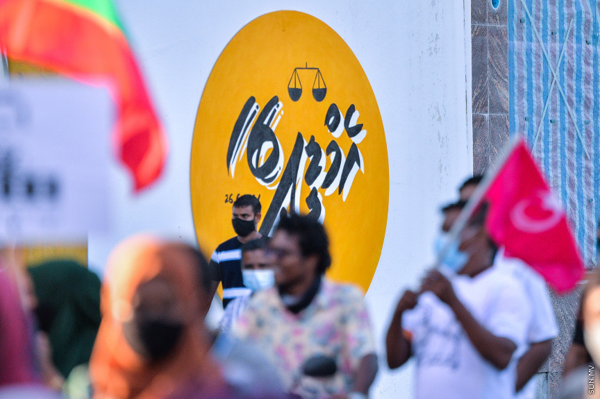 ސެޕްޓެމްބަރ 10، 2021: އިދިކޮޅު ކޯލިޝަނުން "އިންސާފު ހޯދަން" ނަމުގައި މާލޭގައި ބޭއްވި ހިންގާލުމުގެ ތެރެއިން، ކާނިވާ ސަރަހައްދުން ފުލުހުން ވަނީ ހިންގާލުމުގެ ބައިވެރިން ކުރިއަށް ނުދެވޭނެ ގޮތައް ބަންދުކޮށްފައި، މި އެއްވުމުގައި ކުރީގެ ރައީސް ޔާމީން އަބްދުލްގައްޔޫމް ވަނީ އިހުތިޖާޖުގެ ބައިވެރީން އެމަނިކުފާނަށް ދިން ޕީޕީއެމްގެ ދިދައަކާއި ގައުމީ ދިދައެއް ހިއްޕަވައިގެން ގޭގައި ހުންނަވާ އެއްވުމުގައި ބައިވެރިވެފަ -- ސަން ފޮޓޯ/ ފަޔާޒު މޫސާ