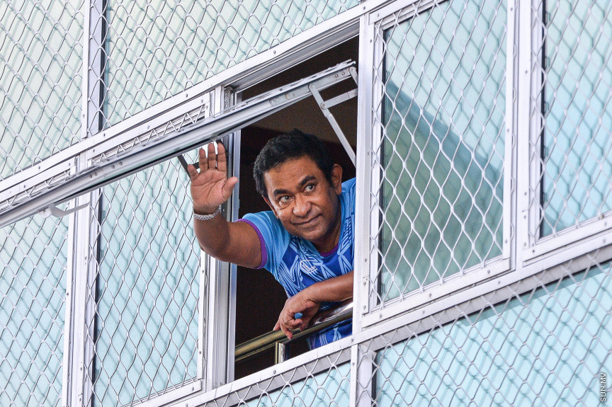 ސެޕްޓެމްބަރ 10، 2021: އިދިކޮޅު ކޯލިޝަނުން "އިންސާފު ހޯދަން" ނަމުގައި މާލޭގައި ބޭއްވި ހިންގާލުމުގެ ތެރެއިން، ކާނިވާ ސަރަހައްދުން ފުލުހުން ވަނީ ހިންގާލުމުގެ ބައިވެރިން ކުރިއަށް ނުދެވޭނެ ގޮތައް ބަންދުކޮށްފައި، މި އެއްވުމުގައި ކުރީގެ ރައީސް ޔާމީން އަބްދުލްގައްޔޫމް ވަނީ އިހުތިޖާޖުގެ ބައިވެރީން އެމަނިކުފާނަށް ދިން ޕީޕީއެމްގެ ދިދައަކާއި ގައުމީ ދިދައެއް ހިއްޕަވައިގެން ގޭގައި ހުންނަވާ އެއްވުމުގައި ބައިވެރިވެފަ -- ސަން ފޮޓޯ/ ފަޔާޒު މޫސާ