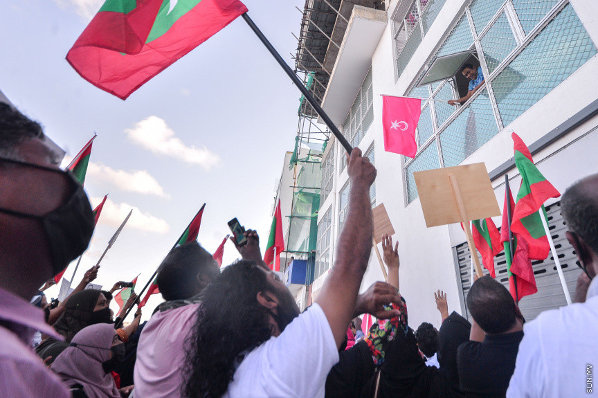 ސެޕްޓެމްބަރ 10، 2021: އިދިކޮޅު ކޯލިޝަނުން "އިންސާފު ހޯދަން" ނަމުގައި މާލޭގައި ބޭއްވި ހިންގާލުމުގެ ތެރެއިން، ކާނިވާ ސަރަހައްދުން ފުލުހުން ވަނީ ހިންގާލުމުގެ ބައިވެރިން ކުރިއަށް ނުދެވޭނެ ގޮތައް ބަންދުކޮށްފައި، މި އެއްވުމުގައި ކުރީގެ ރައީސް ޔާމީން އަބްދުލްގައްޔޫމް ވަނީ އިހުތިޖާޖުގެ ބައިވެރީން އެމަނިކުފާނަށް ދިން ޕީޕީއެމްގެ ދިދައަކާއި ގައުމީ ދިދައެއް ހިއްޕަވައިގެން ގޭގައި ހުންނަވާ އެއްވުމުގައި ބައިވެރިވެފަ -- ސަން ފޮޓޯ/ ފަޔާޒު މޫސާ