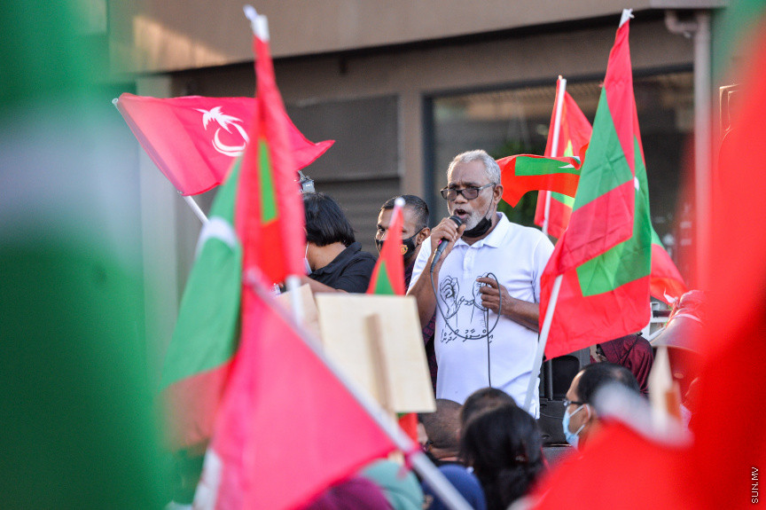 ސެޕްޓެމްބަރ 10، 2021: އިދިކޮޅު ކޯލިޝަނުން "އިންސާފު ހޯދަން" ނަމުގައި މާލޭގައި ބޭއްވި ހިންގާލުމުގެ ތެރެއިން، ކާނިވާ ސަރަހައްދުން ފުލުހުން ވަނީ ހިންގާލުމުގެ ބައިވެރިން ކުރިއަށް ނުދެވޭނެ ގޮތައް ބަންދުކޮށްފައި، މި އެއްވުމުގައި ކުރީގެ ރައީސް ޔާމީން އަބްދުލްގައްޔޫމް ވަނީ އިހުތިޖާޖުގެ ބައިވެރީން އެމަނިކުފާނަށް ދިން ޕީޕީއެމްގެ ދިދައަކާއި ގައުމީ ދިދައެއް ހިއްޕަވައިގެން ގޭގައި ހުންނަވާ އެއްވުމުގައި ބައިވެރިވެފަ -- ސަން ފޮޓޯ/ ފަޔާޒު މޫސާ
