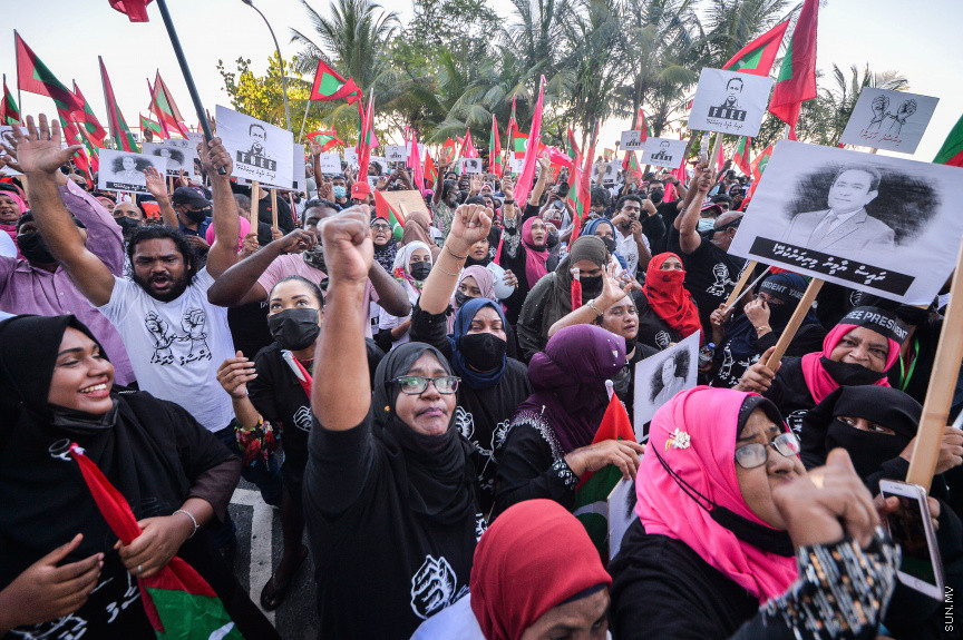 ސެޕްޓެމްބަރ 10، 2021: އިދިކޮޅު ކޯލިޝަނުން "އިންސާފު ހޯދަން" ނަމުގައި މާލޭގައި ބޭއްވި ހިންގާލުމުގެ ތެރެއިން، ކާނިވާ ސަރަހައްދުން ފުލުހުން ވަނީ ހިންގާލުމުގެ ބައިވެރިން ކުރިއަށް ނުދެވޭނެ ގޮތައް ބަންދުކޮށްފައި، މި އެއްވުމުގައި ކުރީގެ ރައީސް ޔާމީން އަބްދުލްގައްޔޫމް ވަނީ އިހުތިޖާޖުގެ ބައިވެރީން އެމަނިކުފާނަށް ދިން ޕީޕީއެމްގެ ދިދައަކާއި ގައުމީ ދިދައެއް ހިއްޕަވައިގެން ގޭގައި ހުންނަވާ އެއްވުމުގައި ބައިވެރިވެފަ -- ސަން ފޮޓޯ/ ފަޔާޒު މޫސާ