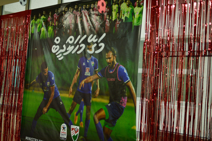 ގައުމީ ފުޓުބޯޅަ ޓީމަށް ހިތްވަރުދީ، ޓީމުގެ ކުޅުންތެރިންނާއެކު ތިބިކަން ދެއްކުމަށްޓަކައި މިނިސްޓްރީ އޮފް ޔޫތް، ސްޕޯޓްސް އެންޑް ކޮމިއުނިޓީ އެންޕަވަޔަމެންޓުން މުޅި ދުވަސް ގައުމީ ޓީމުގެ ފޯރީގައި --- ސަން ފޮޓޯ// އަހުމަދު އައިމަން އަލީ