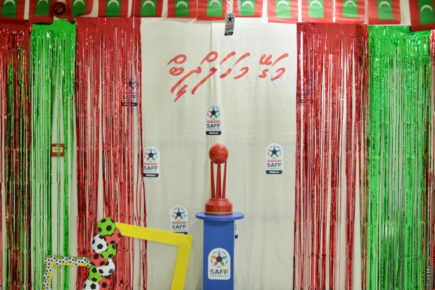 ގައުމީ ފުޓުބޯޅަ ޓީމަށް ހިތްވަރުދީ، ޓީމުގެ ކުޅުންތެރިންނާއެކު ތިބިކަން ދެއްކުމަށްޓަކައި މިނިސްޓްރީ އޮފް ޔޫތް، ސްޕޯޓްސް އެންޑް ކޮމިއުނިޓީ އެންޕަވަޔަމެންޓުން މުޅި ދުވަސް ގައުމީ ޓީމުގެ ފޯރީގައި --- ސަން ފޮޓޯ// އަހުމަދު އައިމަން އަލީ